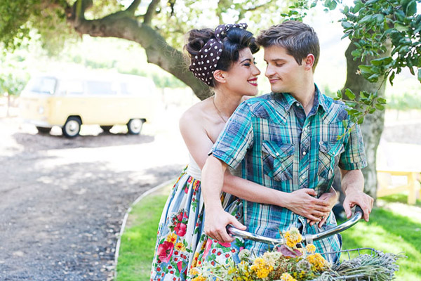 страстная девушка в красном