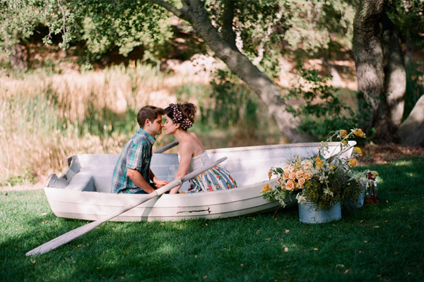 двое в лодке на траве