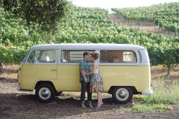 влюбленные возле автобуса