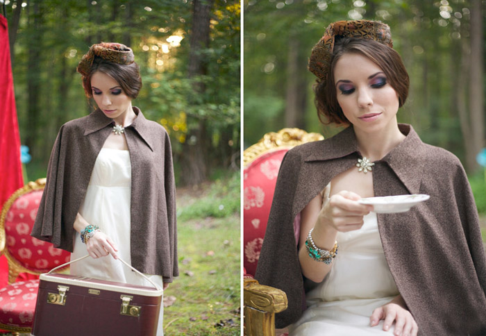 рассматривает посуду