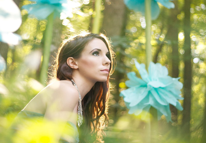 девушка смотрит вокруг