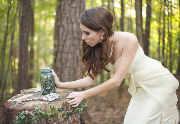 девушка берет ключ