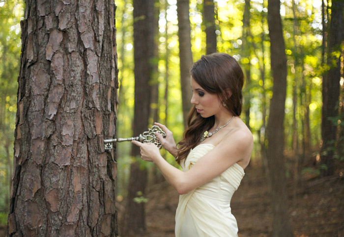 вставляет ключ в скважину