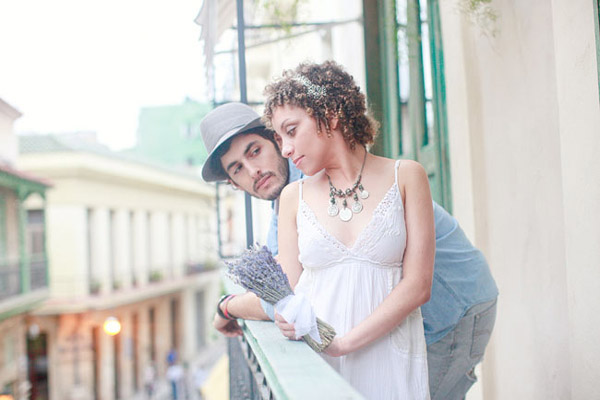 пара на балконе