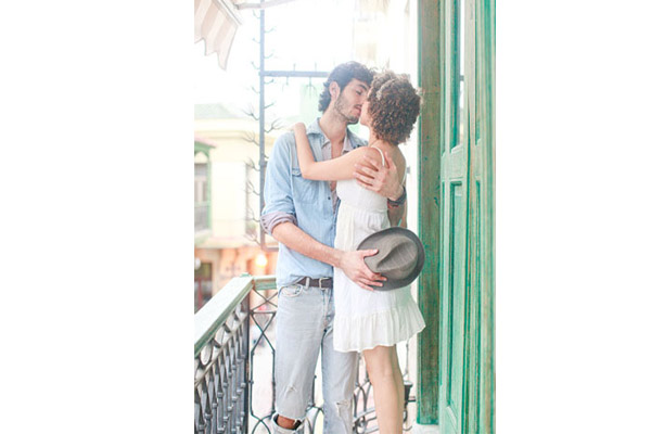 обниматься на балконе