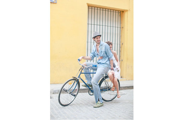 катаются на велосипеде