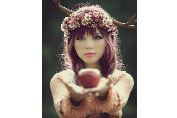 девушка с яблоком