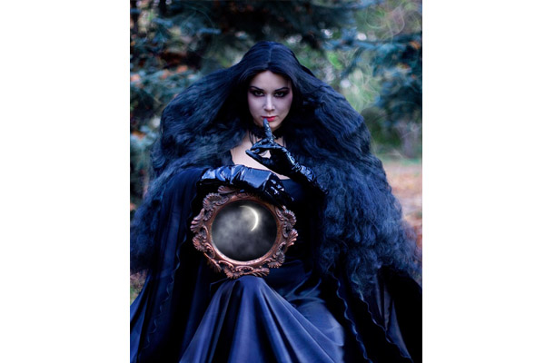 женщина в черном