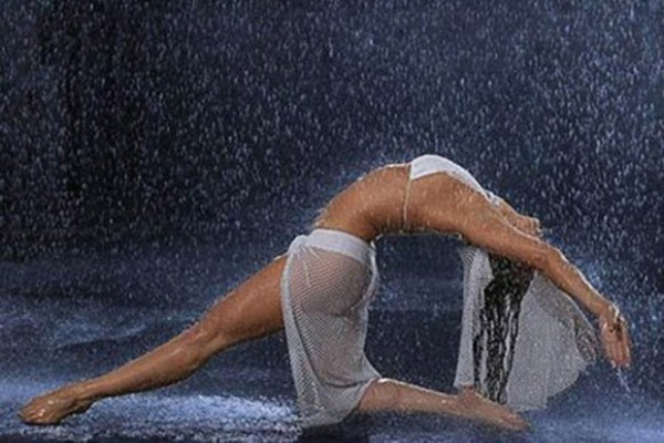 девушка танцует под дождем