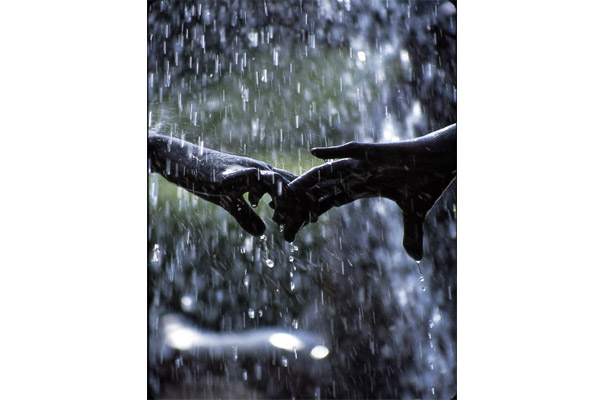 держась за руки