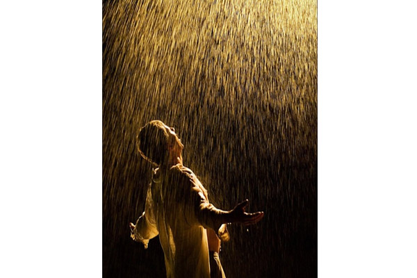 парень под дождем