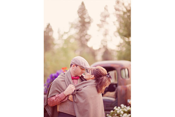 влюбленные кутаются в одеяло