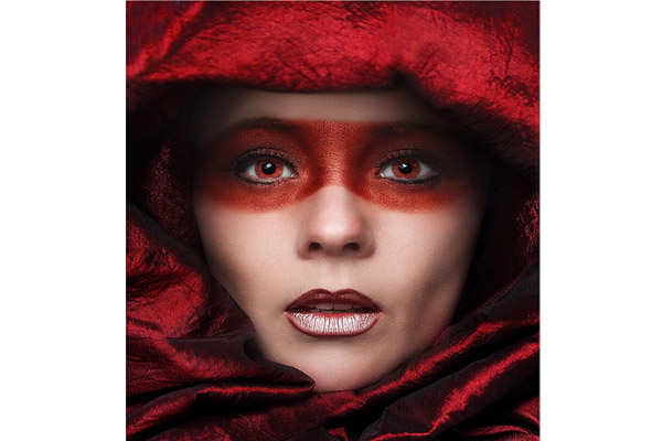 девушка в красном