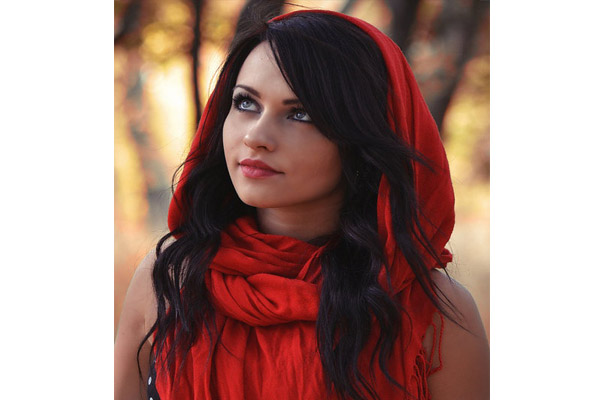 девушка с красным платком