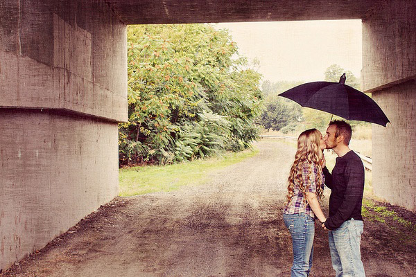 влюбленные под зонтом