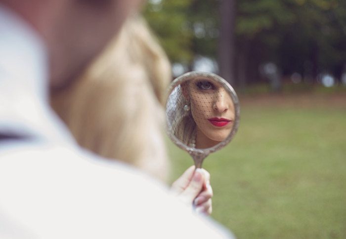 услышала его теплое дыхание у себя за спиной