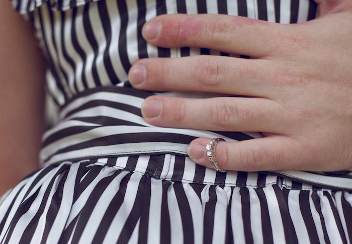 заключил ее в свои объятия 