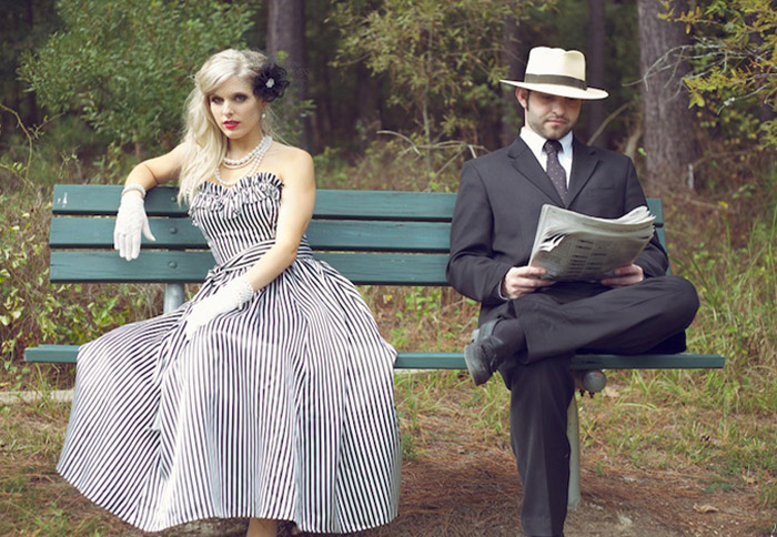 Он сидел на уединенной скамейке 