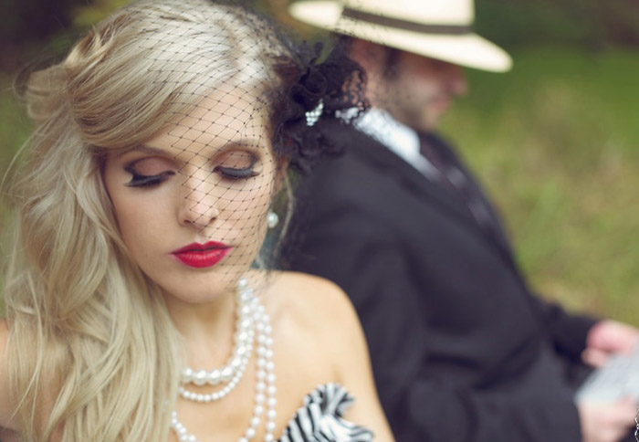 Лаура присела на краешек скамьи