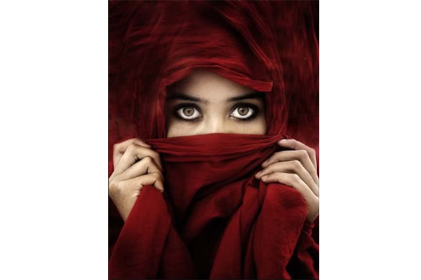 девушка в красной паранже