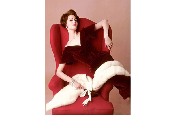 гордая дама в красном