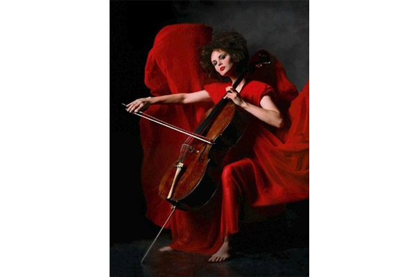 девушка играет на виолончели