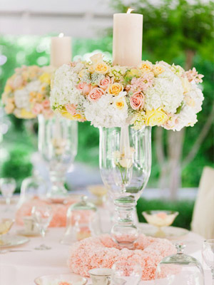 композиция из живых цветов и свечей