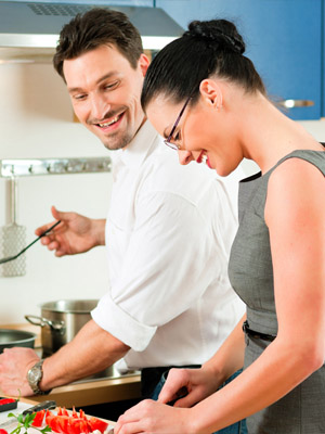  вместе  готовить ужин 