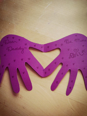 сердце между ладошками