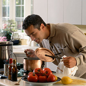 муж на кухне