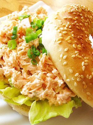 Салат с тунцом в бублике