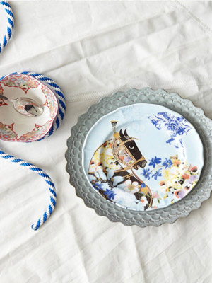 посуда с лошадями