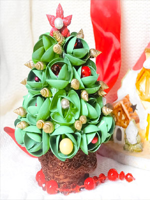 зеленая елка из ракушек