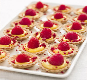 пироженные с малиной