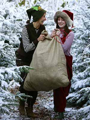 девушки с мешком подарков