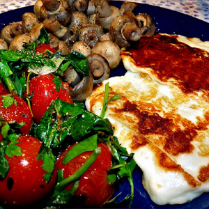 отбивные с грибами и свежими овощами