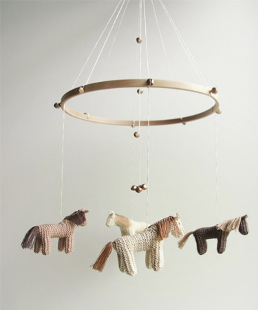 мобиль с лошадками