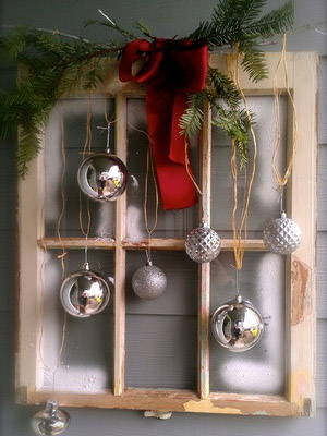 Декор елочными шарами и гирляндами