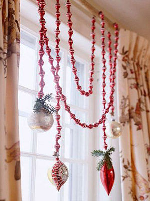 яркая елочная гирлянда