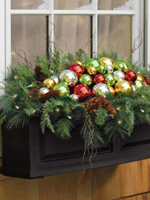 комбинация еловых веток и разноцветных шаров 