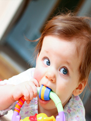 малыш с игрушкой