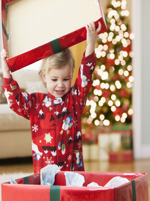 новогодние подарки у елки