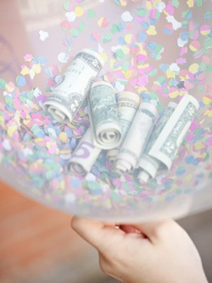 денежные купюры и конфетти