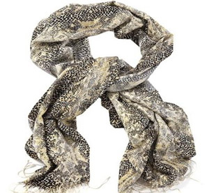 шарф со змеиным рисунком