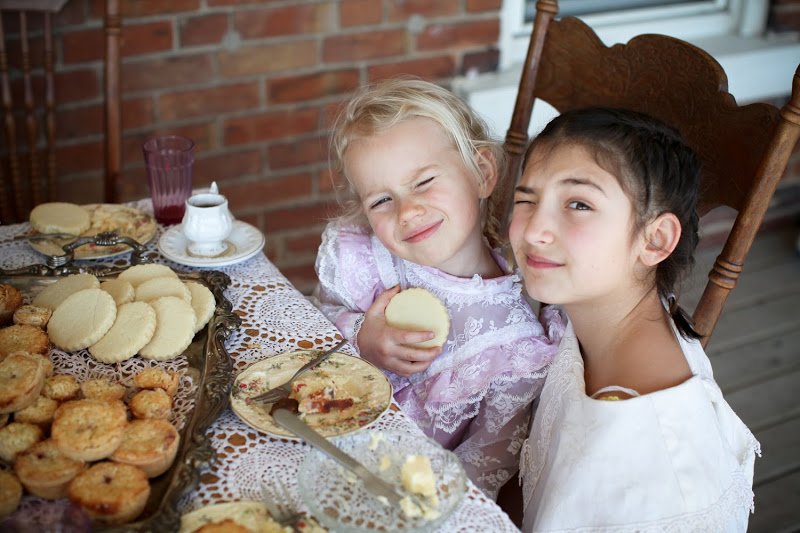 девочки кушают печенье