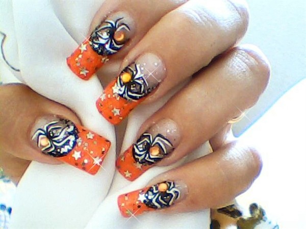 ногти с паучком