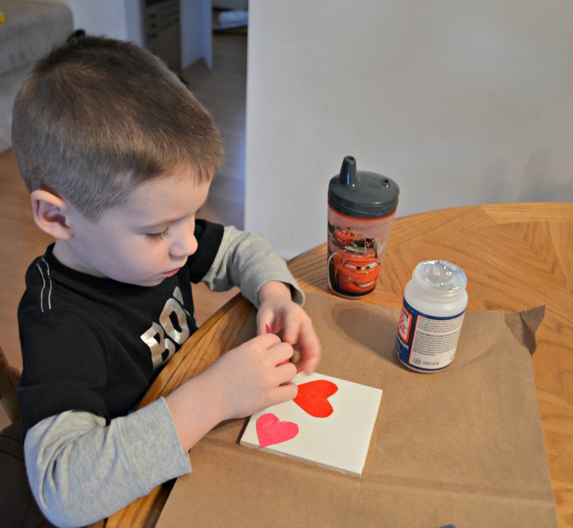 клеем сердечки