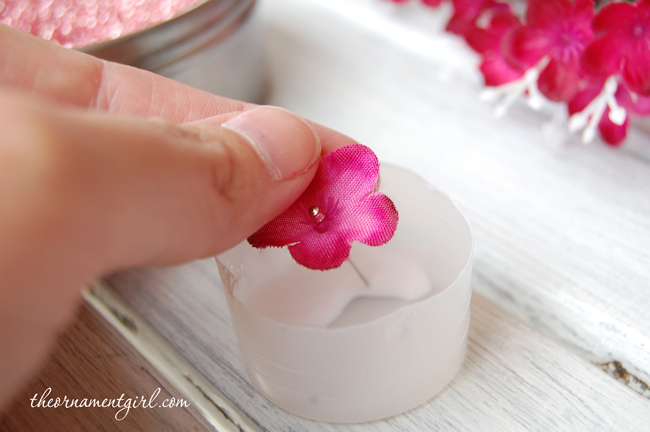 обмакиваем булавку в клей