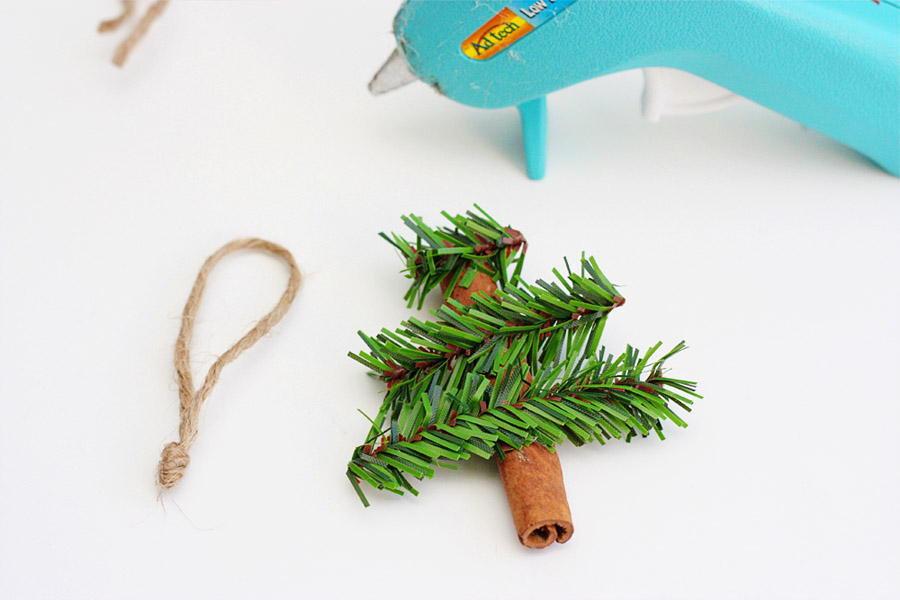 приклеиваем веточки