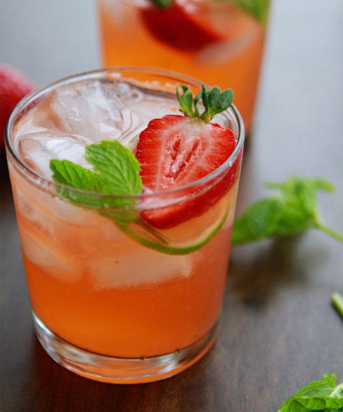 стакан с клубничной водой